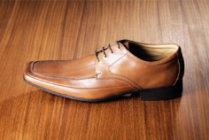 Zieh-braune-Schuhe-an-Tag 2023