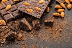 Tag der Zartbitterschokolade mit Mandeln 2027